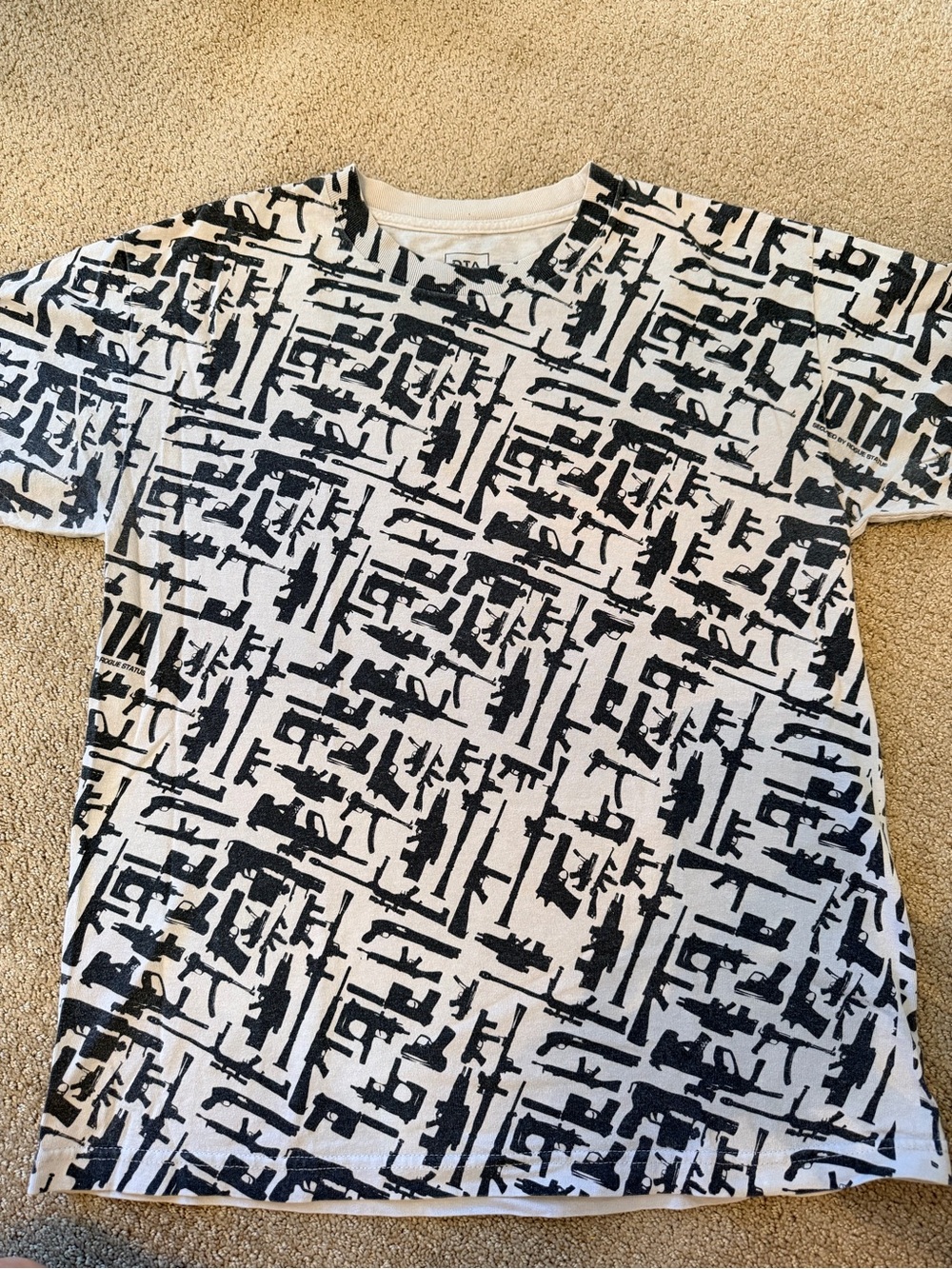 VIntage DTA Black & Grey Gun/Rifle Graphic Short-Sleeve Shirt size M
